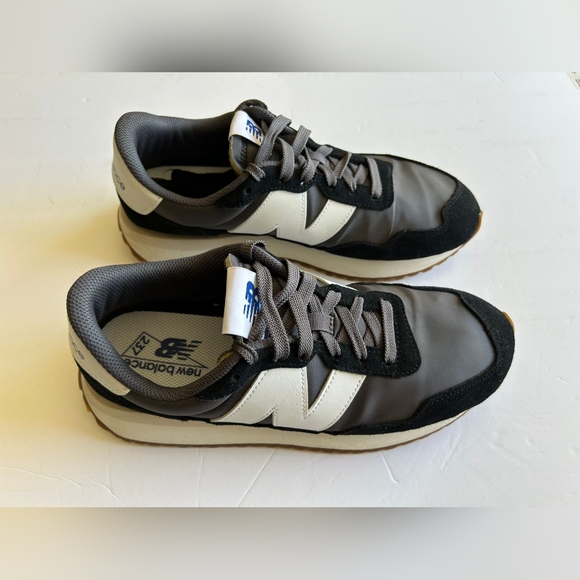 New Balance Men's Black and Gray Sneakers